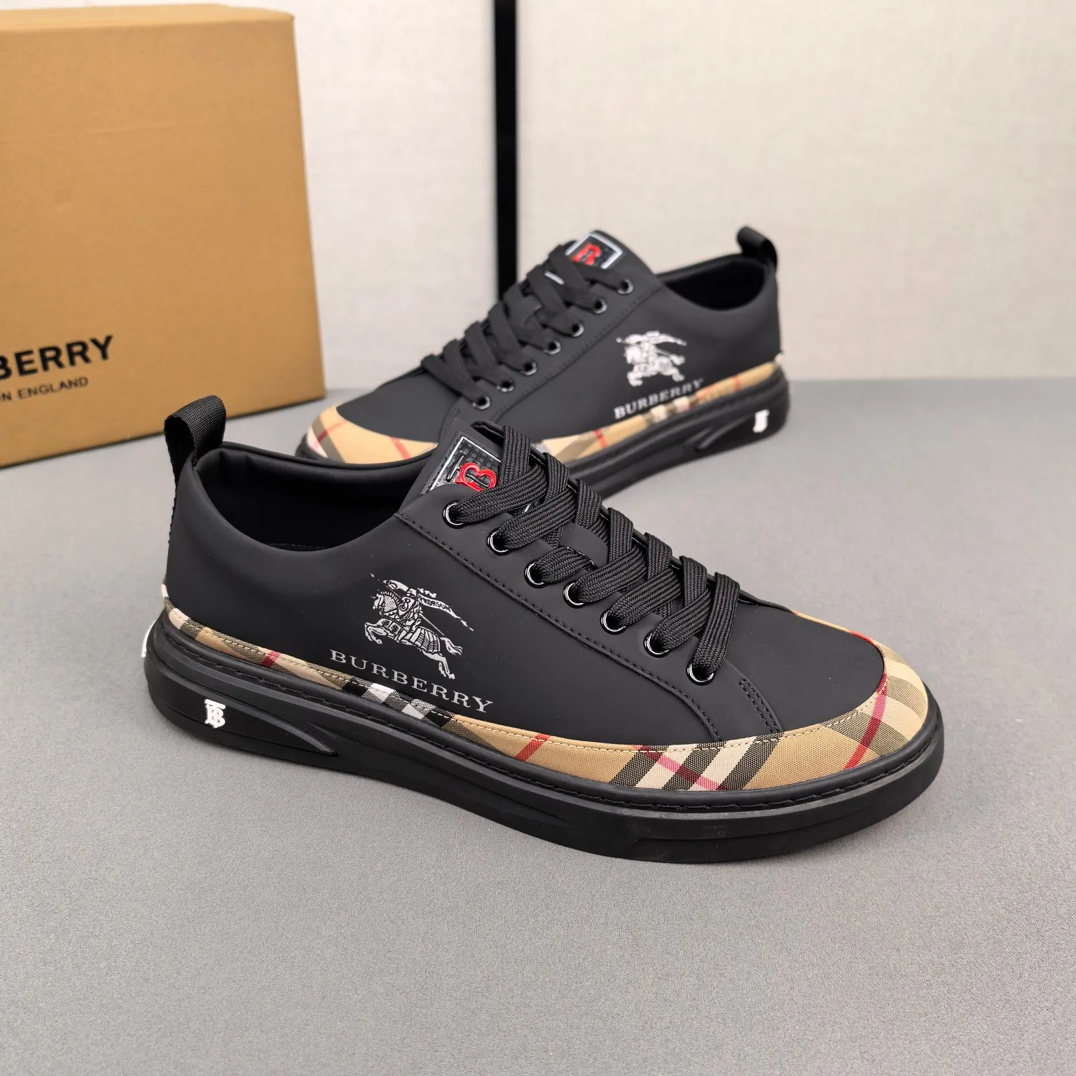 Burberry [Burberry] men's shoes 💰400💰. Fashionable sports and casual shoes, the upper is made of first-layer cowhide with plaid material, first-layer pigskin lining, and rubber outsole. Men's size 38-44.